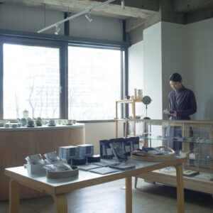 丁寧にセレクトされた雑貨や日用品が集まる『yunoia』で見つけた、日々を小さく豊かにするもの。老舗のはんこ店とカフェが1階に入るビル。その3階に店を構える『yunoia』。店内には大きな窓から光が差し込み、静かな空気が流れている。 | 老舗のはんこ店とカフェが1階に入るビル。その3階に店を構える『yunoia』。店内には大きな窓から光が差し込み、静かな空気が流れている。