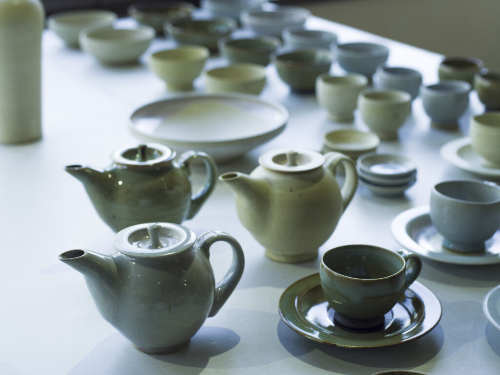 丁寧にセレクトされた雑貨や日用品が集まる『yunoia』で見つけた、日々を小さく豊かにするもの。〈森脇製陶所〉の器。工房を構える島根・邑南 (おおなん) 町の自然から着想を得た、雲、氷、若苗の3色は温もりのある色合い。 | 〈森脇製陶所〉の器。工房を構える島根・邑南（おおなん）町の自然から着想を得た、雲、氷、若苗の3種類は温もりのある色合い。