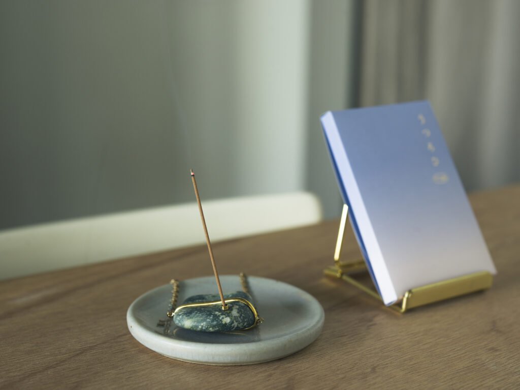 丁寧にセレクトされた雑貨や日用品が集まるライフスタイルショップ『yunoia』で見つけた、日々を小さく豊かにするもの。香木・香道具店『麻布 香雅堂』と松本さんが製作したインセンス〈うつろひ〉。黄昏時の淡い空をイメージした優しい香り。 | 香木・香道具店『麻布 香雅堂』と松本さんが製作したインセンス〈うつろひ〉。黄昏時の淡い空をイメージした優しい香り。