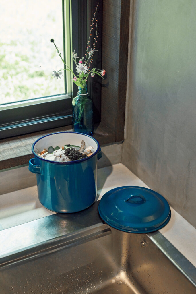 森をのぞむ台所。移ろう景色が家事の支えに。野田琺瑯の小さな蓋付きポットを生ゴミ入れに。水気をきって入れれば臭うこともなく、容量もたっぷりで使いやすい。 | 野田琺瑯の小さな蓋付きポットを生ゴミ入れに。水気をきって入れれば臭うこともなく、容量もたっぷりで使いやすい。 森をのぞむ台所。移ろう景色が家事の支えに。野田琺瑯の小さな蓋付きポットを生ゴミ入れに。水気をきって入れれば臭うこともなく、容量もたっぷりで使いやすい。 | 野田琺瑯の小さな蓋付きポットを生ゴミ入れに。水気をきって入れれば臭うこともなく、容量もたっぷりで使いやすい。