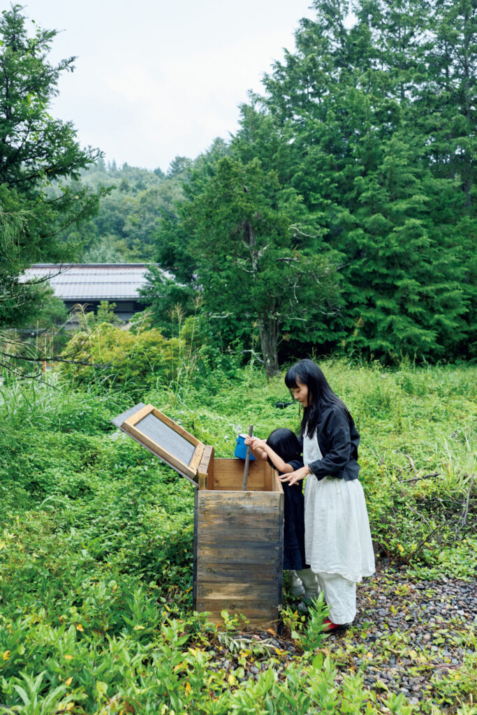 森をのぞむ台所。移ろう景色が家事の支えに。土中の微生物を利用したコンポスト、キエーロを愛用。ポットの生ゴミはキエーロに入れて有機物豊富な土に再生する。 | 土中の微生物を利用したコンポスト、キエーロを愛用。ポットの生ゴミはキエーロに入れて有機物豊富な土に再生する。 森をのぞむ台所。移ろう景色が家事の支えに。土中の微生物を利用したコンポスト、キエーロを愛用。ポットの生ゴミはキエーロに入れて有機物豊富な土に再生する。 | 土中の微生物を利用したコンポスト、キエーロを愛用。ポットの生ゴミはキエーロに入れて有機物豊富な土に再生する。