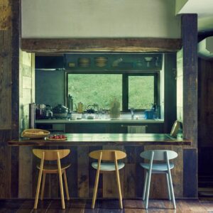 森をのぞむ台所。移ろう景色が家事の支えに。台所の手前に設えたダイニングテーブルでは、子どもたちが折り紙を折ったり絵を描いたりすることも多い。椅子は10年以上前から使っている飛驒産業〈cobrina〉シリーズ。 | 台所の手前に設えたダイニングテーブルでは、子どもたちが折り紙を折ったり絵を描いたりすることも多い。椅子は10年以上前から使っている飛驒産業〈cobrina〉シリーズ。