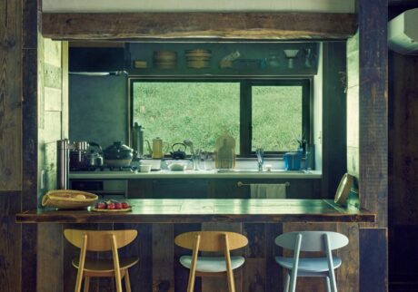 森をのぞむ台所。移ろう景色が家事の支えに。台所の手前に設えたダイニングテーブルでは、子どもたちが折り紙を折ったり絵を描いたりすることも多い。椅子は10年以上前から使っている飛驒産業〈cobrina〉シリーズ。 | 台所の手前に設えたダイニングテーブルでは、子どもたちが折り紙を折ったり絵を描いたりすることも多い。椅子は10年以上前から使っている飛驒産業〈cobrina〉シリーズ。