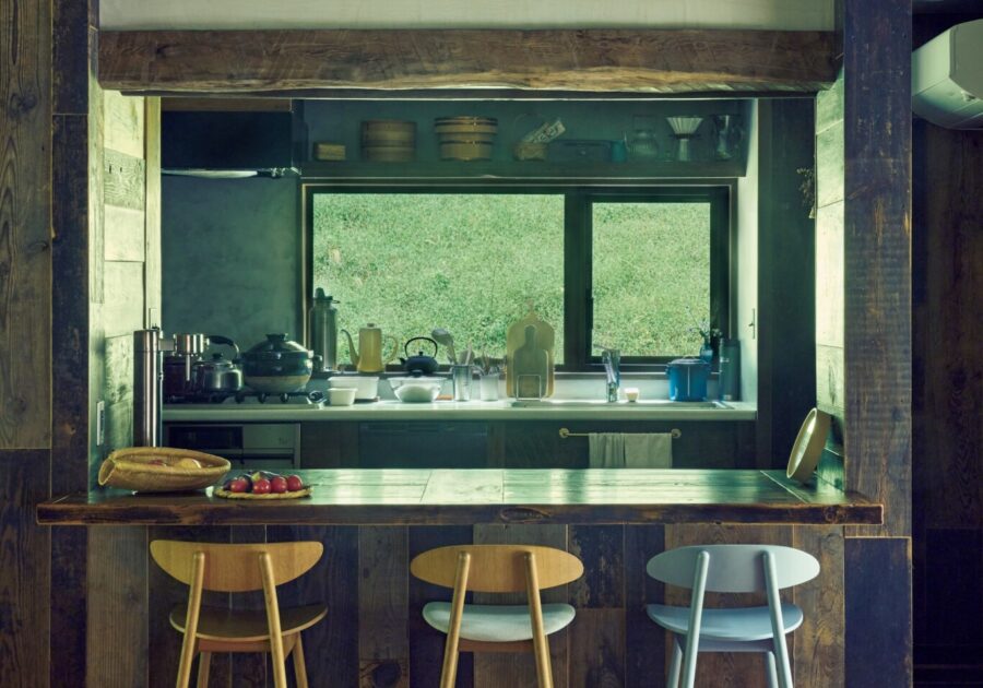 森をのぞむ台所。移ろう景色が家事の支えに。台所の手前に設えたダイニングテーブルでは、子どもたちが折り紙を折ったり絵を描いたりすることも多い。椅子は10年以上前から使っている飛驒産業〈cobrina〉シリーズ。 | 台所の手前に設えたダイニングテーブルでは、子どもたちが折り紙を折ったり絵を描いたりすることも多い。椅子は10年以上前から使っている飛驒産業〈cobrina〉シリーズ。