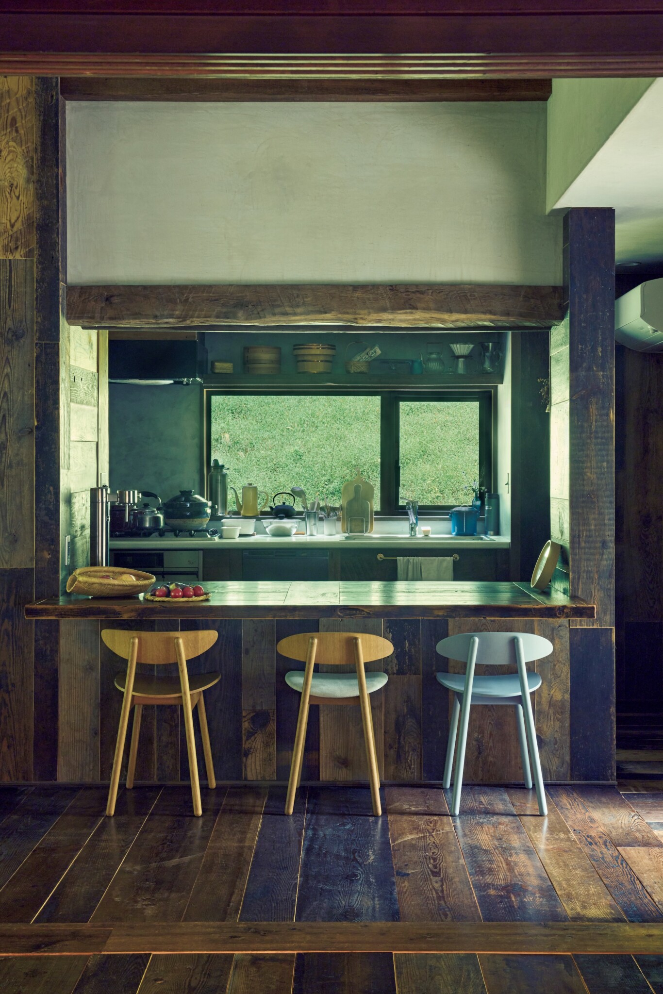 森をのぞむ台所。窓から見える四季の移ろいが、家事の支えに。