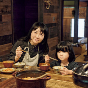 森をのぞむ台所。移ろう景色が家事の支えに。 森をのぞむ台所。移ろう景色が家事の支えに。