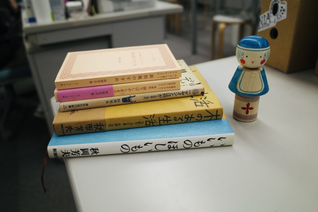 「消費者をやめて愛用者になろう」。秋岡芳夫が教えてくれたこと。編集後記「これからの、スタンダード」 今回の特集で読み込んだ秋岡芳夫さん本のコレクションと、『モノ・モノ』で購入したこけし「ロクロノガングノタメノイショー」はまだデスクに。