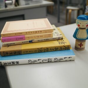 「消費者をやめて愛用者になろう」。秋岡芳夫が教えてくれたこと。編集後記「これからの、スタンダード」 今回の特集で読み込んだ秋岡芳夫さん本のコレクションと、『モノ・モノ』で購入したこけし「ロクロノガングノタメノイショー」はまだデスクに。 | 今回の特集で読み込んだ秋岡芳夫さん本のコレクションと、『モノ・モノ』で購入したこけし「ロクロノガングノタメノイショー」はまだデスクに。