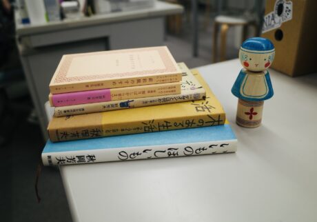 「消費者をやめて愛用者になろう」。秋岡芳夫が教えてくれたこと。編集後記「これからの、スタンダード」 今回の特集で読み込んだ秋岡芳夫さん本のコレクションと、『モノ・モノ』で購入したこけし「ロクロノガングノタメノイショー」はまだデスクに。 | 今回の特集で読み込んだ秋岡芳夫さん本のコレクションと、『モノ・モノ』で購入したこけし「ロクロノガングノタメノイショー」はまだデスクに。