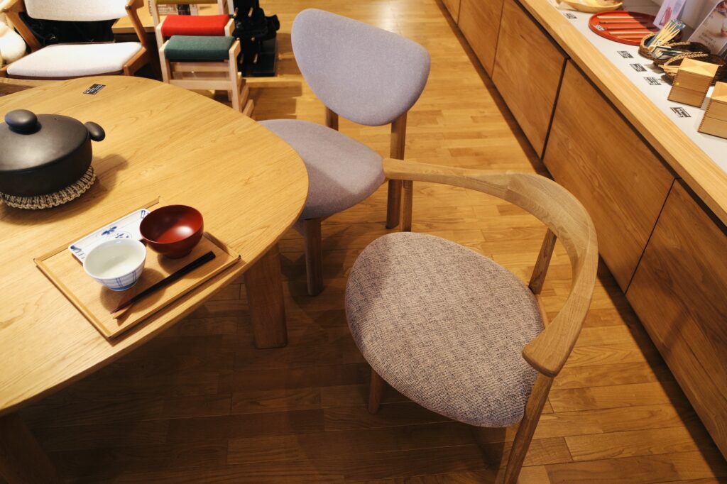手前が「あぐらのかける男の椅子」。奥は豊口克平がデザインした「トヨさんの椅子」。どちらも日本人の身体尺度に合わせた低座の椅子です。