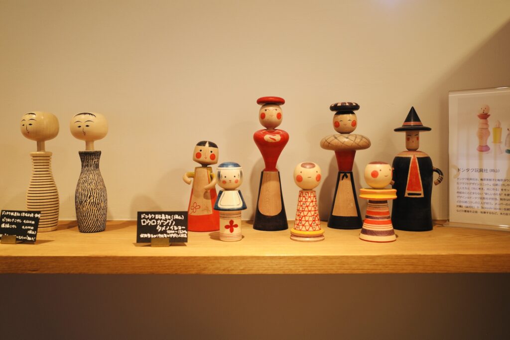 秋岡芳夫が残したデッサンから時代を超えて2015年に製品化されたこけし。僕も一つデスクに持ち帰りました。