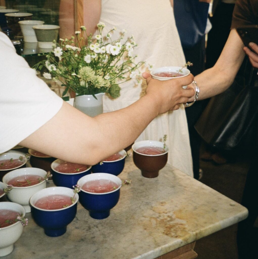 コペンハーゲンでの発表イベントにて。ティーカップにロゼワインが注がれ、来場者に振る舞われていた。/ フォトグラファー：Elizabeth Heltoft Arnby