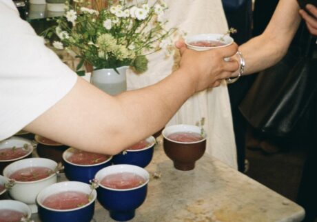 コペンハーゲンでの発表イベントにて。ティーカップにロゼワインが注がれ、来場者に振る舞われていた。/ フォトグラファー：Elizabeth Heltoft Arnby | コペンハーゲンでの発表イベントにて。ティーカップにロゼワインが注がれ、来場者に振る舞われていた。 photo：Elizabeth Heltoft Arnby