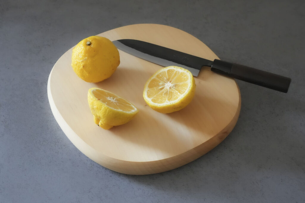 手仕事で削り出された、やわらかな輪郭のまな板。