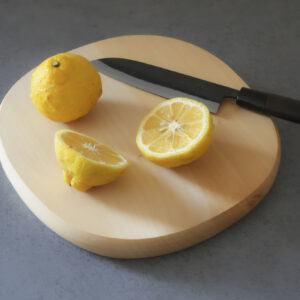 手仕事で削り出された、やわらかな輪郭のまな板。