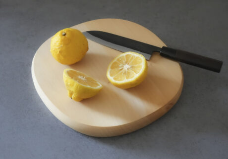 手仕事で削り出された、やわらかな輪郭のまな板。