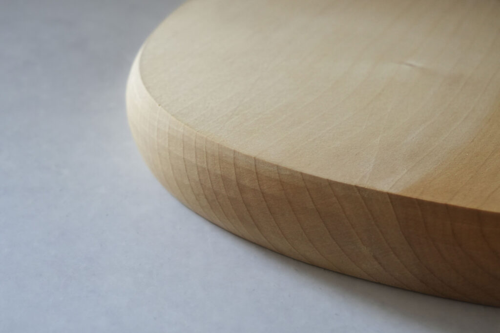 側面には、削り跡がやさしく残る。