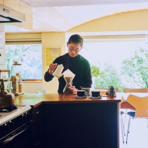 コーヒーを淹れてリラックスする時間が好きだと皆川さん。コーヒーメーカーは”オールド・ケメックス”を使用。