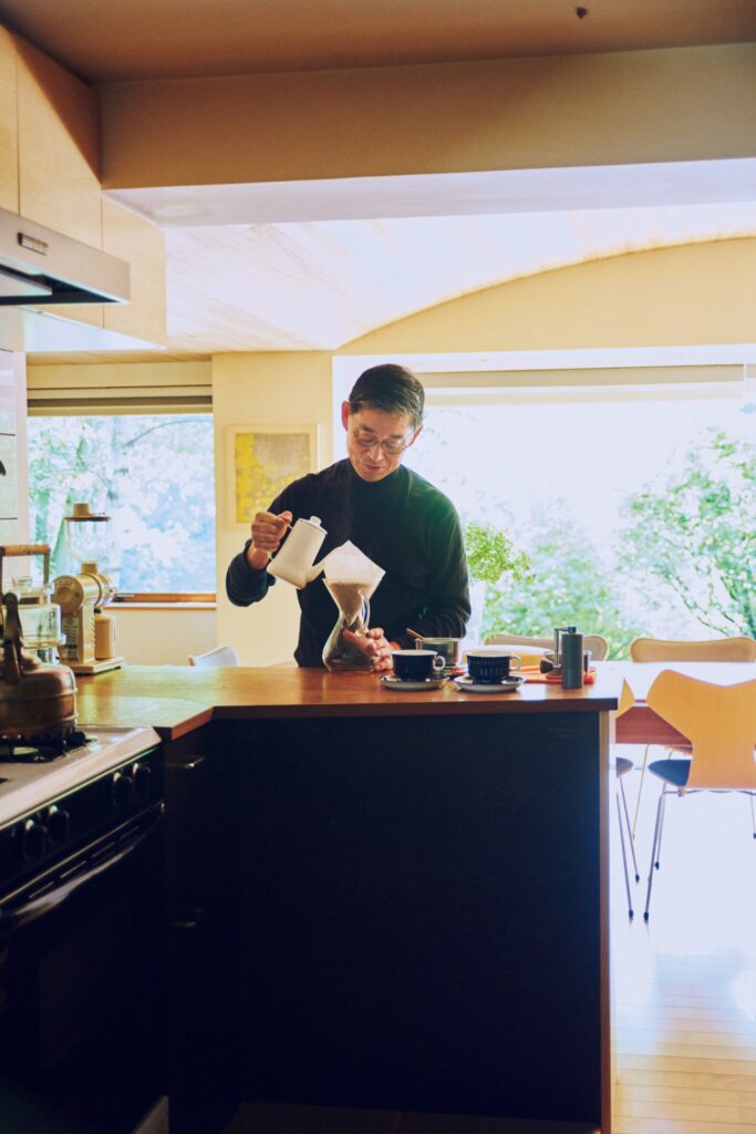コーヒーを淹れてリラックスする時間が好きだと皆川さん。コーヒーメーカーは”オールド・ケメックス”を使用。