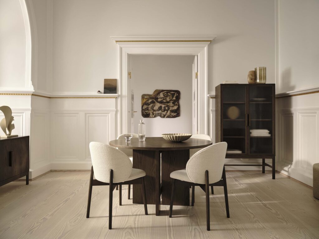 暮らしに寄り添う、現在進行形のデンマークデザイン。『BoConcept』から登場した、〈atelier axo〉 ダイニングコレクション。今回のコレクションで登場したのは、長方形とラウンド型のテーブルに、キャビネット、サイドボード。すべてにオーク材を採用し、ダイニングをトータルコーディネートできるラインナップを揃えた。