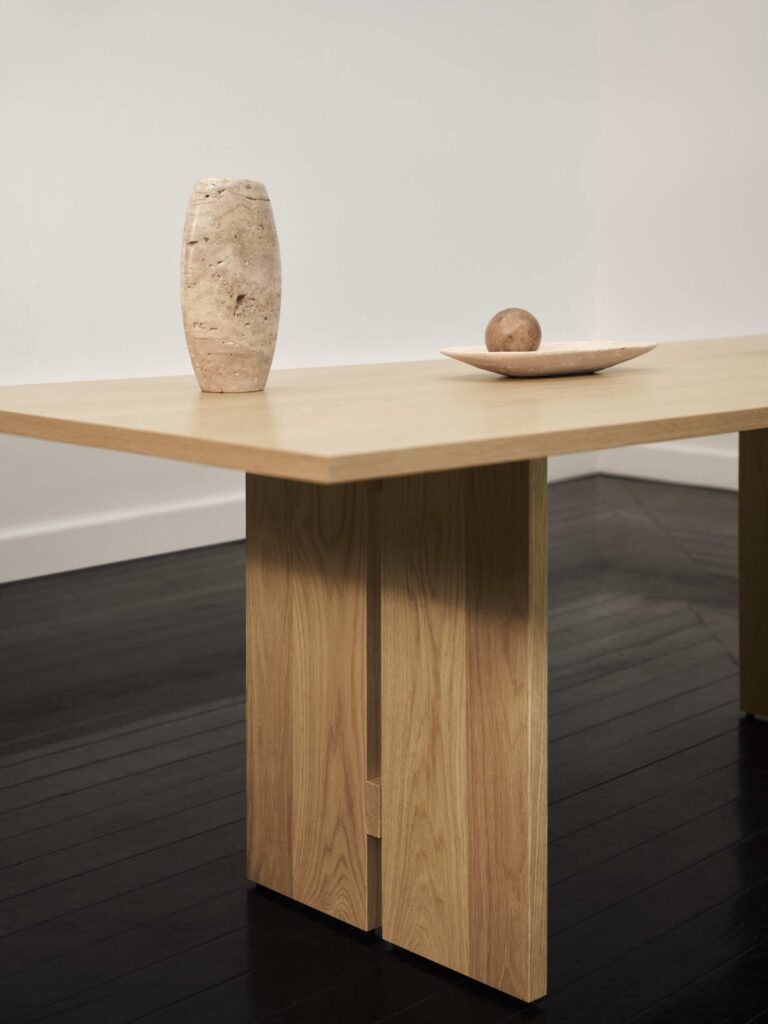 暮らしに寄り添う、現在進行形のデンマークデザイン。『BoConcept』から登場した、〈atelier axo〉 ダイニングコレクション。建築的なアプローチが感じられる長方形のダイニングテーブル。それでいてナチュラルオークの柔和な表情が印象を和らげ、空間に馴染む家具になっている。 | 建築的なアプローチが感じられる長方形のダイニングテーブル。それでいてナチュラルオークの柔和な表情が印象を和らげ、空間に馴染む家具になっている。