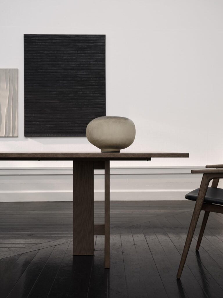 暮らしに寄り添う、現在進行形のデンマークデザイン。『BoConcept』から登場した、〈atelier axo〉 ダイニングコレクション。ダークオークを採用した、より小さな長方形のダイニングテーブルは、プロポーションが際立つ仕上がりに。モダンなスタイルの部屋に静かに寄り添ってくれる。 | ダークオークを採用した、より小さな長方形のダイニングテーブルは、プロポーションが際立つ仕上がりに。モダンなスタイルの部屋に静かに寄り添ってくれる。