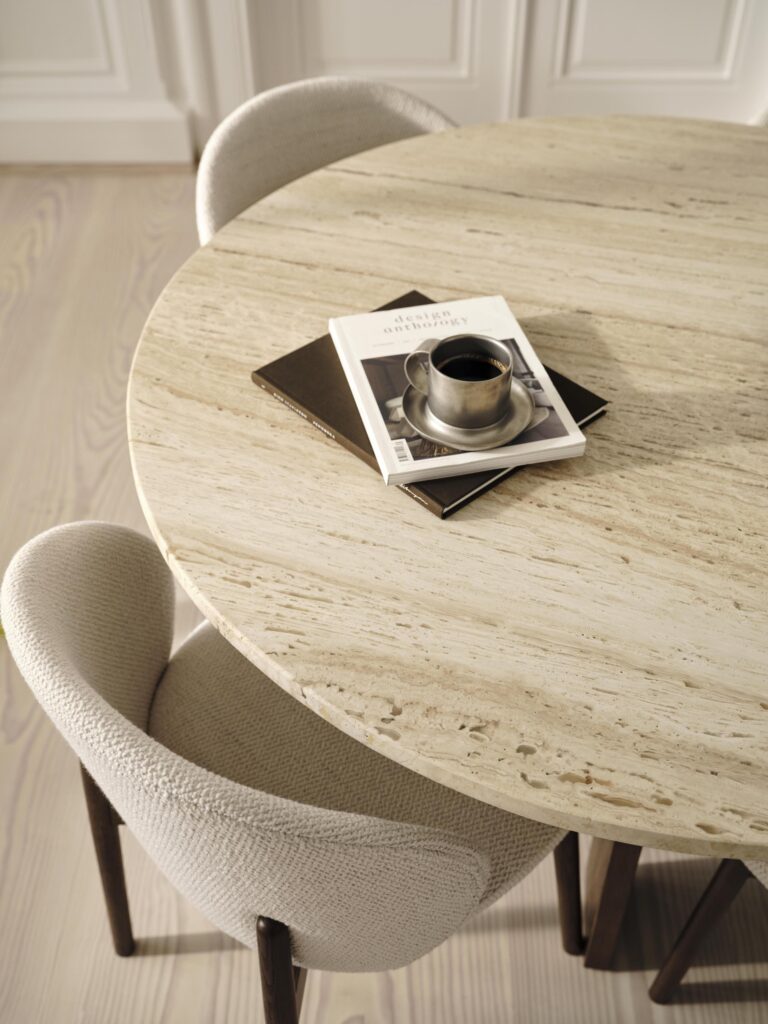 暮らしに寄り添う、現在進行形のデンマークデザイン。『BoConcept』から登場した、〈atelier axo〉 ダイニングコレクション。天板にトラバーチンを用いたラウンドテーブル。リズミカルな石の模様が、スクエアな空間に有機的な美しさを加える。 | 天板にトラバーチンを用いたラウンドテーブル。リズミカルな石の模様が、スクエアな空間に有機的な美しさを加える。