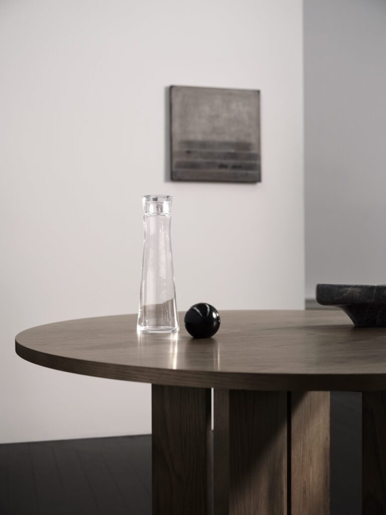 暮らしに寄り添う、現在進行形のデンマークデザイン。『BoConcept』から登場した、〈atelier axo〉 ダイニングコレクション。同サイズで、天板にダークオークを採用したラウンドテーブルも展開。精緻な仕上がりは、ずっと触れていたくなるほど心地よい。 | 同サイズで、天板にダークオークを採用したラウンドテーブルも展開。精緻な仕上がりは、ずっと触れていたくなるほど心地よい。