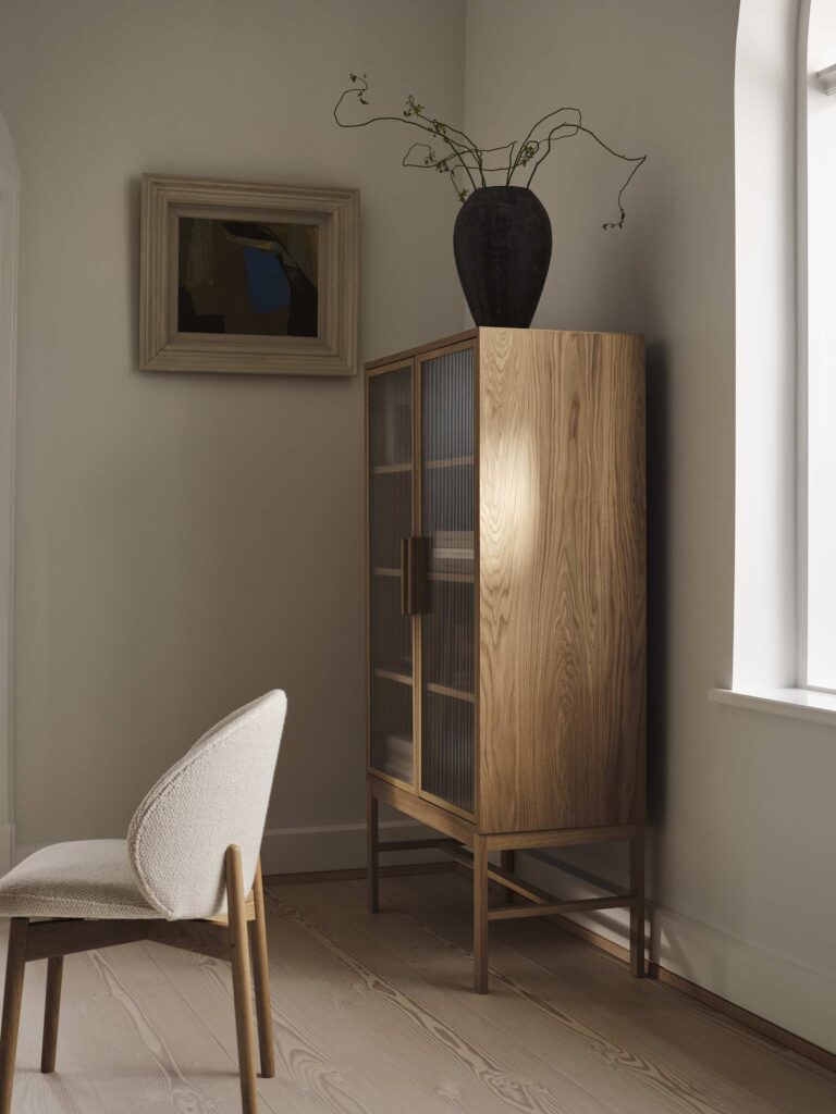 暮らしに寄り添う、現在進行形のデンマークデザイン。『BoConcept』から登場した、〈atelier axo〉 ダイニングコレクション。グラスキャビネットはナチュラルオーク材を採用したものも登場。ミニマルなフォルムとフロストガラス、オークの表情が調和し、昔からそこにあったような自然な存在感を放つ。 | グラスキャビネットはナチュラルオーク材を採用したものも登場。ミニマルなフォルムとフロストガラス、オークの表情が調和し、昔からそこにあったような自然な存在感を放つ。