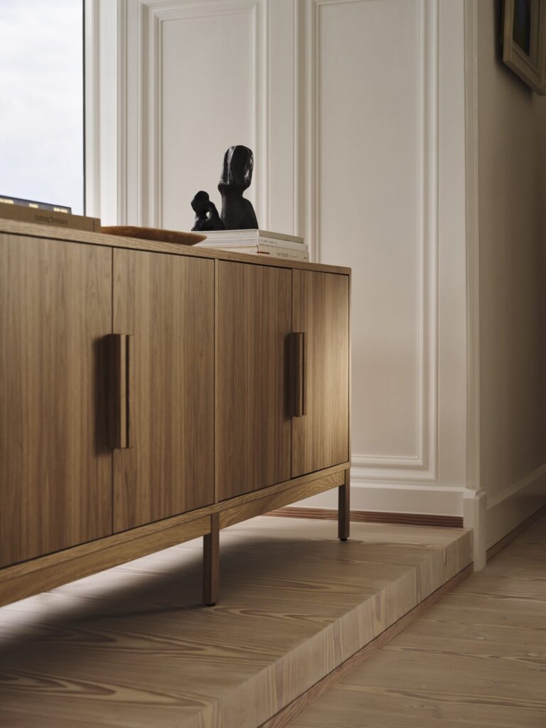 12 暮らしに寄り添う、現在進行形のデンマークデザイン。『BoConcept』から登場した、〈atelier axo〉 ダイニングコレクション。 | サイドボードもナチュラルオークとダークオークの2種類を展開。控えめな佇まいが、家具は「人と人との時間を静かに支える存在」という二人の意図を体現している。