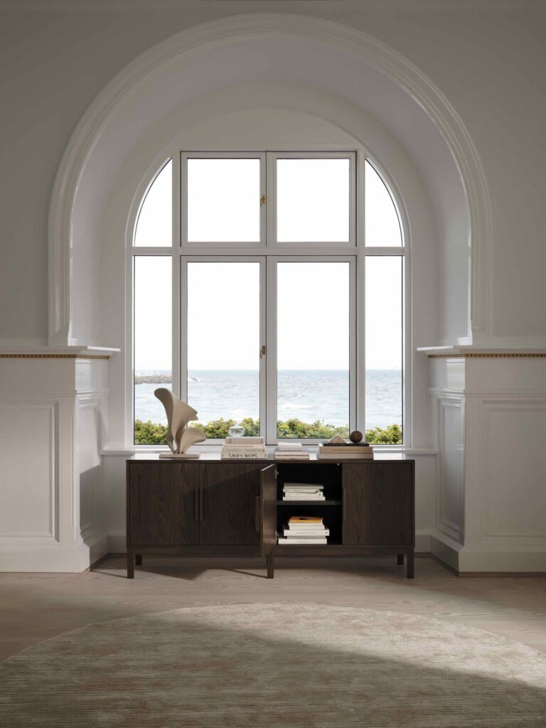 11 暮らしに寄り添う、現在進行形のデンマークデザイン。『BoConcept』から登場した、〈atelier axo〉 ダイニングコレクション。 | 今回のコレクションのなかでも特に、様々な空間に馴染むサイドボード。空間に添えるようなつもりで、気軽に取り入れられる。