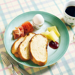 春を連れてくるテーブルウェア。〈ロイヤル コペンハーゲン〉の〝アイリス〞コレクション。