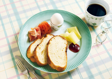 春を連れてくるテーブルウェア。〈ロイヤル コペンハーゲン〉の〝アイリス〞コレクション。