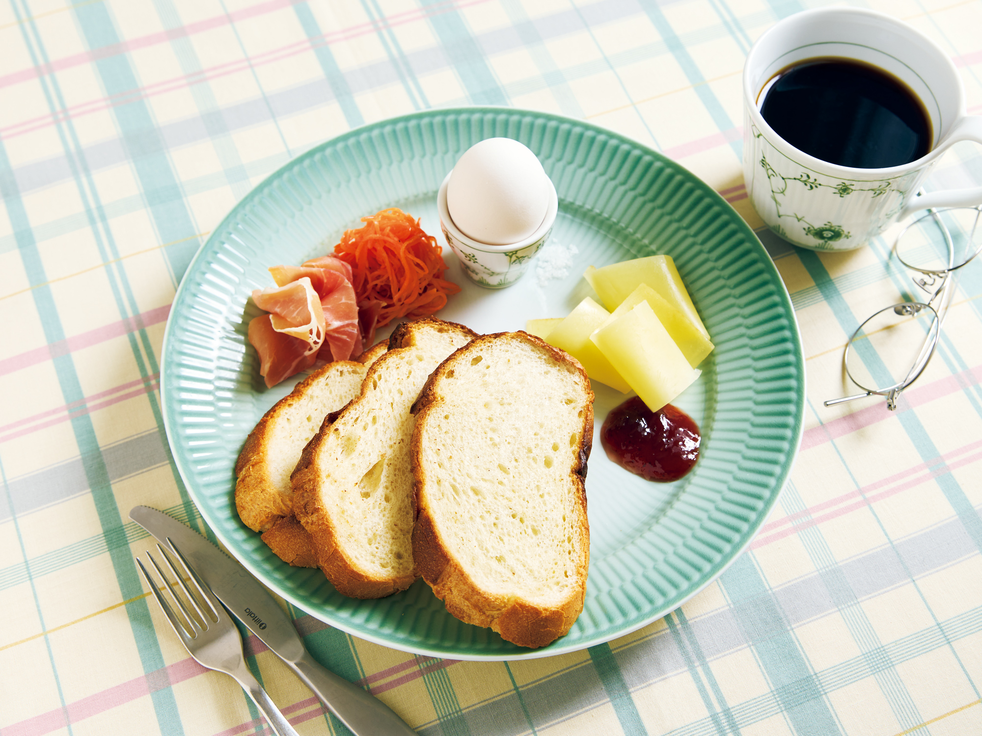 春を連れてくるテーブルウェア。〈ロイヤル コペンハーゲン〉の〝アイリス〞コレクション。Spring Table with ROYAL COPENHAGEN