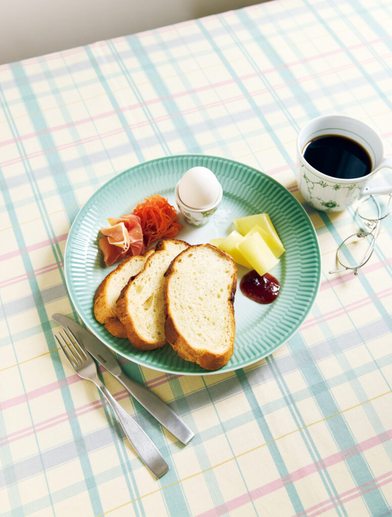 ワンプレート料理に最適な27㎝のプレート。繊細なグリーンの色合いは、絵付け職人の手仕事が生きる”グリーンフルーテッド プレイン”とも相性がいい。アイリス プレート グリーン［∅27㎝］￥13,200、グリーンフルーテッド プレイン ハイハンドルマグ￥16,500＊4月1日より￥17,600に改定、グリーンフルーテッド プレイン エッグカップ￥6,600 (以上ロイヤル コペンハーゲン) その他スタイリスト私物