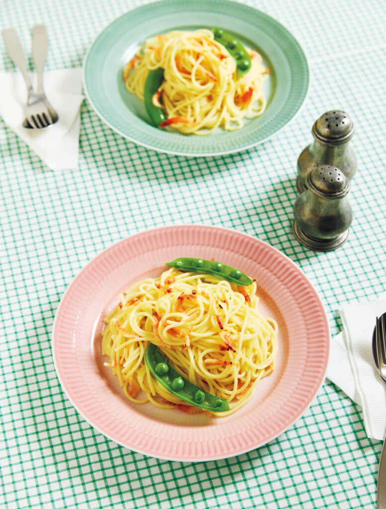 デイリーに使いやすい22㎝のプレート。鮮やかな発色が、シンプルな料理もぐっと華やかにしてくれる。その日の気分や献立に合わせて、色の組み合わせを考えるのも楽しい。アイリス プレート コーラル［∅22㎝］、グリーン［∅22㎝］各￥11,000 (ロイヤル コペンハーゲン) その他スタイリスト私物