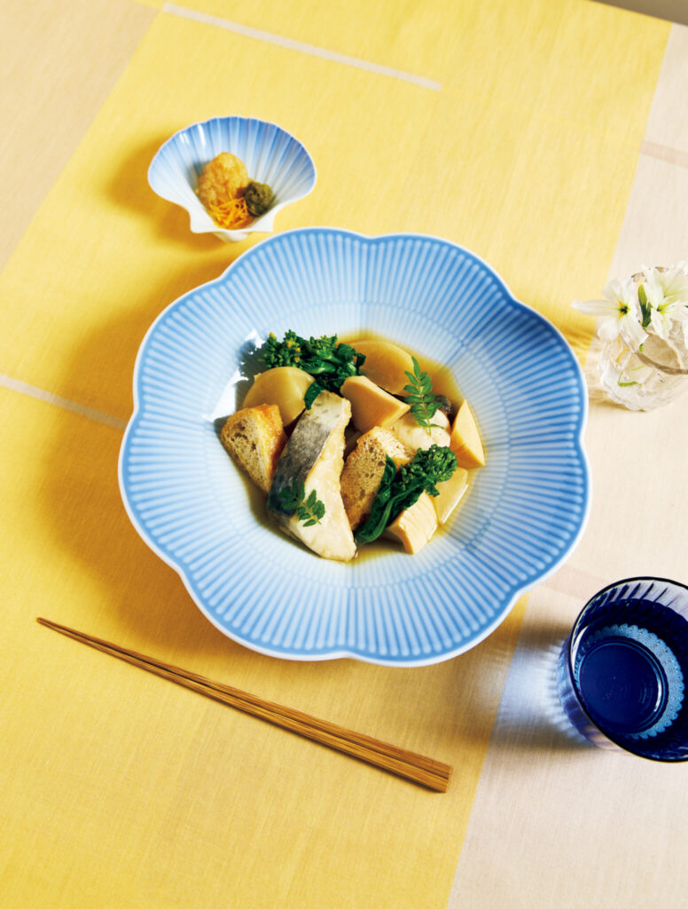 端正な印象で和食にもぴったりなブルー。花を模したペタルボウルは深さがあり、煮付けを盛るのにも活躍する。シェルディッシュは薬味皿にちょうどいいサイズ。アイリス ペタルボウル ブルー￥16,500、アイリス シェルディッシュ ブルー￥7,700、ウェーブ グラス ウォーター ブルー ペア￥8,800 (以上ロイヤル コペンハーゲン) その他スタイリスト私物