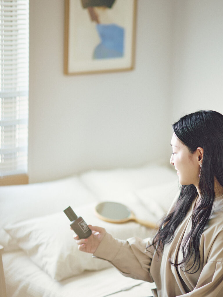 〈oggi otto〉の香り豊かなマルチケアオイルで、心地よく。プッシュ量の目安は0.5 (ショート) ～1.5 (ロング) 。「100㎖で約200プッシュという満足度の高い容量でありながら、ガラス製ではない軽やかなボトルで持ち運びやすく、外出先でも気軽に取り出せますね」と久保さん。 | プッシュ量の目安は0.5（ショート）～1.5
（ロング）。「100㎖で約200プッシュという満足度の高い容量でありながら、ガラス製ではない軽やかなボトルで持ち運びやすく、外出先でも気軽に取り出せますね」と久保さん。