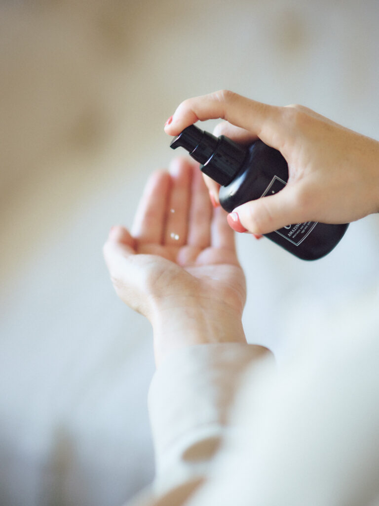 〈oggi otto〉の香り豊かなマルチケアオイルで、心地よく。軽やかで伸びのよいテクスチャーは、さらりとしていながら髪に自然な艶を与え、ベタつきを残さず柔らかな束感を生む。肌なじみが良いからこそ、スタイリングの仕上げ に使った流れで、そのままデコルテや肘など乾燥が気になる部分をケアできる。シトラスとハーブが調和した透明感のある香り。 | 軽やかで伸びのよいテクスチャーは、さらりとしていながら髪に自然な艶を与え、ベタつきを残さず柔らかな束感を生む。肌なじみが良いからこそ、スタイリングの仕上げに使った流れで、そのままデコルテや肘など乾燥が気になる部分をケアできる。シトラスとハーブが調和した透明感のある香り。