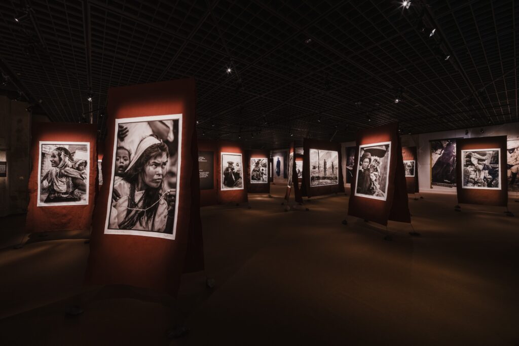「高木由利子 写真展 Threads of Beauty 1995-2025」展示風景、Bunkamura ザ・ミュージアム、2026年 | 「高木由利子 写真展　Threads of Beauty 1995-2025」展示風景、Bunkamura ザ・ミュージアム、2026年