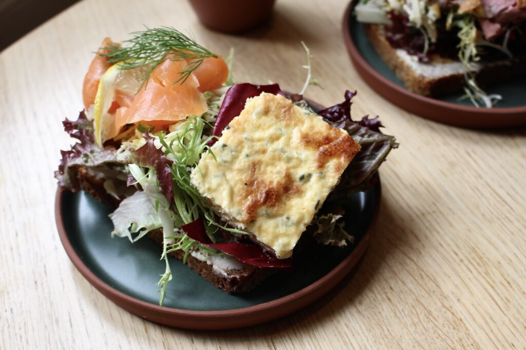 本誌で紹介したスモークトラウトのオープンサンド。チーズ入りオムレツは型に入れてオーブンで焼くそう。チーズの塩梅もポイントな気がした。真似て作ってみたい。 本誌で紹介したスモークトラウトのオープンサンド。チーズ入りオムレツは型に入れてオーブンで焼くそう。チーズの塩梅もポイントな気がした。真似て作ってみたい。