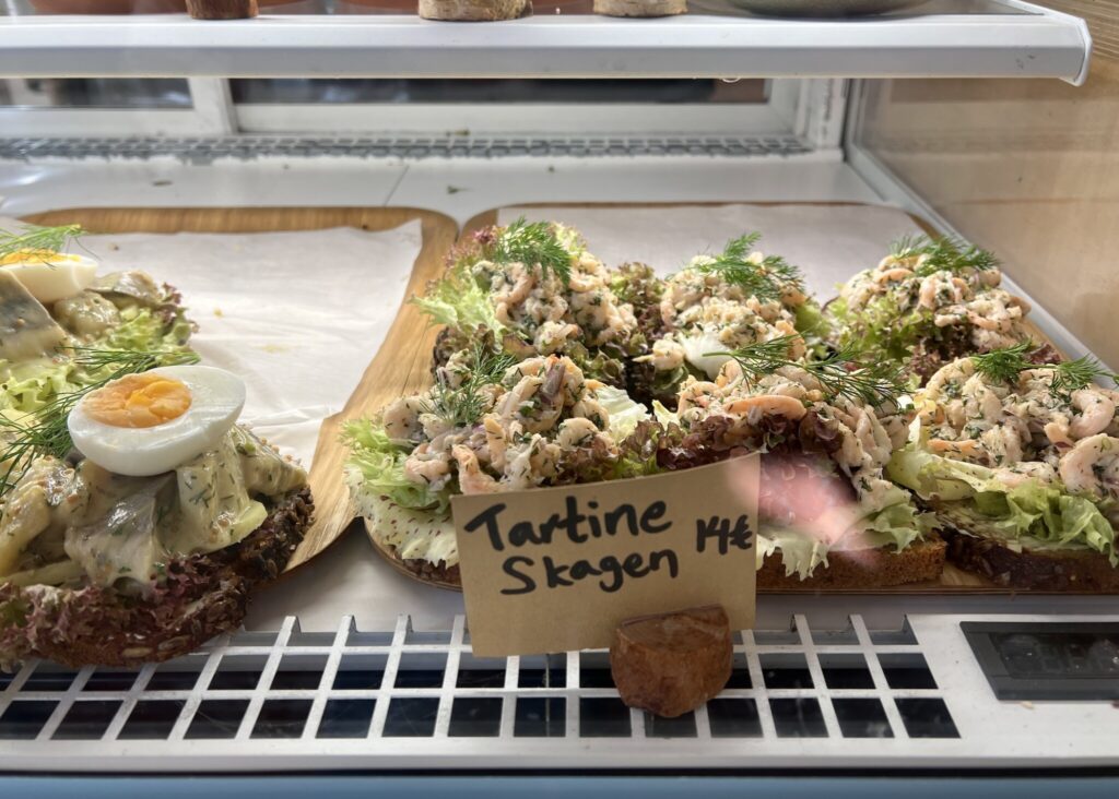 この小エビのオープンサンドを見ると、北欧っぽい!と思うのは私だけだろうか……。いつもメニューには魚介を具にしたオープンサンド (タルティーヌ) が一つはある。 | この小エビのオープンサンドを見ると、北欧っぽい!と思うのは私だけだろうか......。いつもメニューには魚介を具にしたオープンサンド(メニューではタルティーヌと記載。意味は同じ)が一つはある。 この小エビのオープンサンドを見ると、北欧っぽい!と思うのは私だけだろうか……。いつもメニューには魚介を具にしたオープンサンド (タルティーヌ) が一つはある。 | この小エビのオープンサンドを見ると、北欧っぽい!と思うのは私だけだろうか......。いつもメニューには魚介を具にしたオープンサンド(メニューではタルティーヌと記載。意味は同じ)が一つはある。