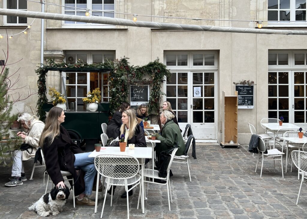 11 rue Payennne 75003 Institut Suèdious内 ☎️06-81-66-77-62 8:30〜19:00 月休 タルティーヌはランチメニューとして11時半頃に店頭に出される。ミニサンドもある。 | 11 rue Payennne 75003 Institut Suèdious内 ☎️06-81-66-77-62 8:30〜19:00 月休 タルティーヌはランチメニューとして11時半頃に店頭に出される。ミニサンドもある。 11 rue Payennne 75003 Institut Suèdious内 ☎️06-81-66-77-62 8:30〜19:00 月休 タルティーヌはランチメニューとして11時半頃に店頭に出される。ミニサンドもある。