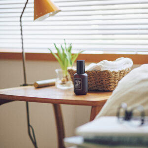 〈oggi otto〉の香り豊かなマルチケアオイルで、心地よく。髪も肌も整えるマルチオイル。ベタつかない艶と潤い、洗練された香りを叶えてくれ る100％天然由来の精油と植物油を独自配合。シリコーン、合成香料、合成着色料、 石油系界面活性剤、紫外線吸収剤不使用。アメイジングケアオイル 100㎖ ￥6,380 | 髪も肌も整えるマルチオイル。ベタつかない艶と潤い、洗練された香りを叶えてくれる100％天然由来の精油と植物油を独自配合。シリコーン、合成香料、合成着色料、石油系界面活性剤、紫外線吸収剤不使用。アメイジングケアオイル 100㎖ ￥6,380