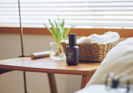 〈oggi otto〉の香り豊かなマルチケアオイルで、心地よく。髪も肌も整えるマルチオイル。ベタつかない艶と潤い、洗練された香りを叶えてくれ る100％天然由来の精油と植物油を独自配合。シリコーン、合成香料、合成着色料、 石油系界面活性剤、紫外線吸収剤不使用。アメイジングケアオイル 100㎖ ￥6,380 | 髪も肌も整えるマルチオイル。ベタつかない艶と潤い、洗練された香りを叶えてくれる100％天然由来の精油と植物油を独自配合。シリコーン、合成香料、合成着色料、石油系界面活性剤、紫外線吸収剤不使用。アメイジングケアオイル 100㎖ ￥6,380