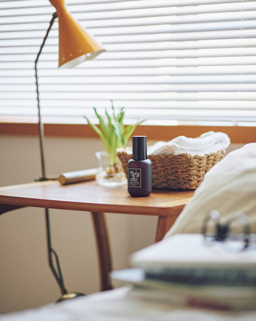 〈oggi otto〉の香り豊かなマルチケアオイルで、心地よく。髪も肌も整えるマルチオイル。ベタつかない艶と潤い、洗練された香りを叶えてくれ る100％天然由来の精油と植物油を独自配合。シリコーン、合成香料、合成着色料、 石油系界面活性剤、紫外線吸収剤不使用。アメイジングケアオイル 100㎖ ￥6,380