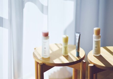 beauty26_01 | 使用順に左から、潤いを与えて保持する保湿液 120㎖￥5,500、肌荒れを和らげる働きも持つ美活肌エキス［医薬部外品］30㎖ ￥11,000、コラーゲンの知見が詰まった、クリーム20［医薬部外品］30ｇ ￥14,300、刺激や乾燥を寄せ付けない保護乳液 100㎖ ￥5,500。（再春館製薬所 0120‒444‒444）