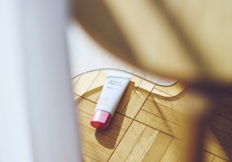 beauty26_02 | 肌表面の乱れた角層に高密着する化粧下地、日中用美容液。透明感のあるつや肌に仕上がるシアーベージュ1 色展開。SPF50・PA+++、無香料、酸化亜鉛フリー。ソフィーナ プリマヴィスタ 角層保水プライマー 25ｇ ￥3,520＊編集部調べ（花王 ☎0120‒165‒691）