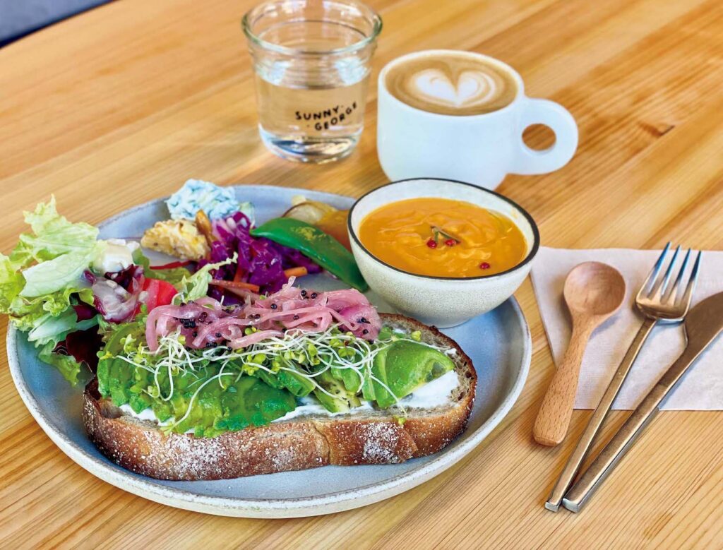 1.『サニー・ジョージ』のアボカドトースト朝からはしごしたくなる、京都さんぽ部部長の朝食ガイド。 | 季節野菜もふんだんにのるアボカドトースト1900円、カプチーノ800円。 1.『サニー・ジョージ』のアボカドトースト朝からはしごしたくなる、京都さんぽ部部長の朝食ガイド。