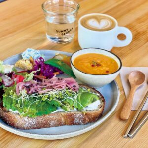 1.『サニー・ジョージ』のアボカドトースト朝からはしごしたくなる、京都さんぽ部部長の朝食ガイド。 | 季節野菜もふんだんにのるアボカドトースト1900円、カプチーノ800円。